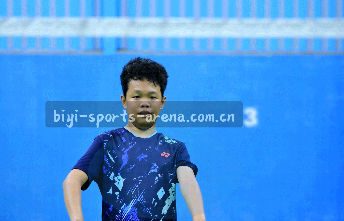 半场内多条射门轨迹线叠加，终点以信号橙圆点标记